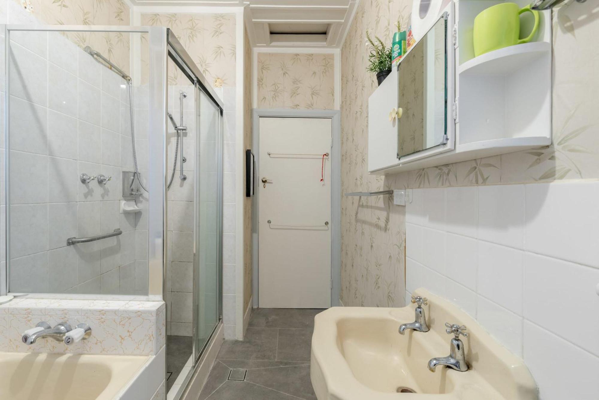 Casa vacanze 1 Private Queen In Carramar 1 Minute Walk To Station *